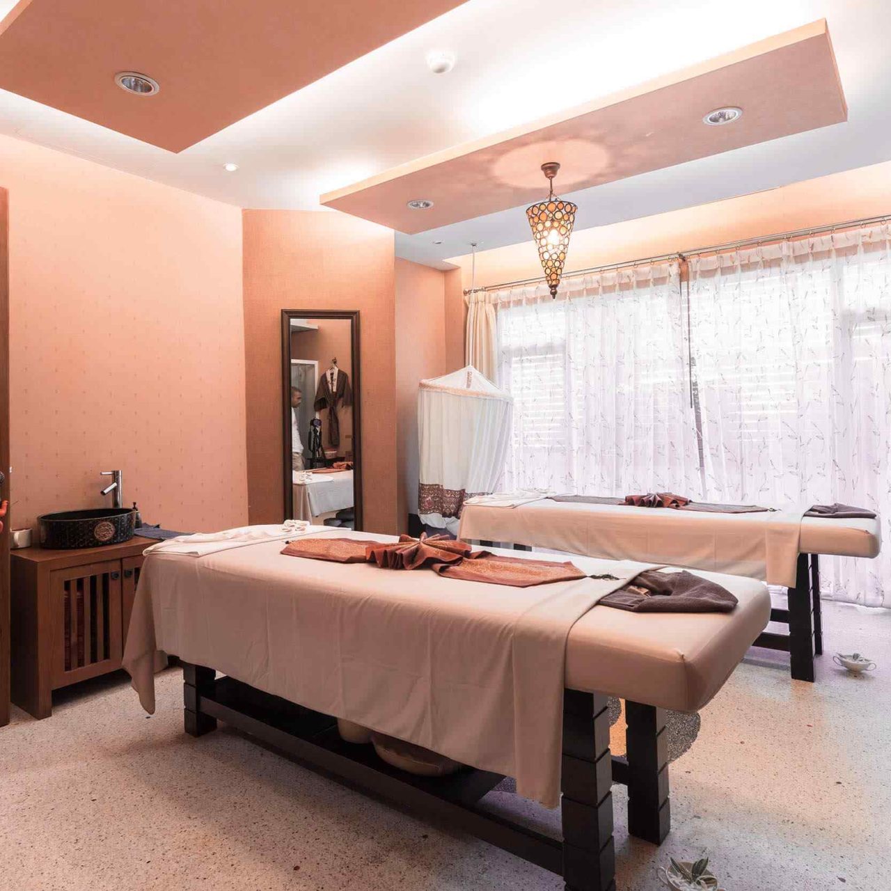 https://adorabeauty.one100.com.au/wp-content/uploads/2018/10/spa-inside-bg-2-1280x1280.jpg