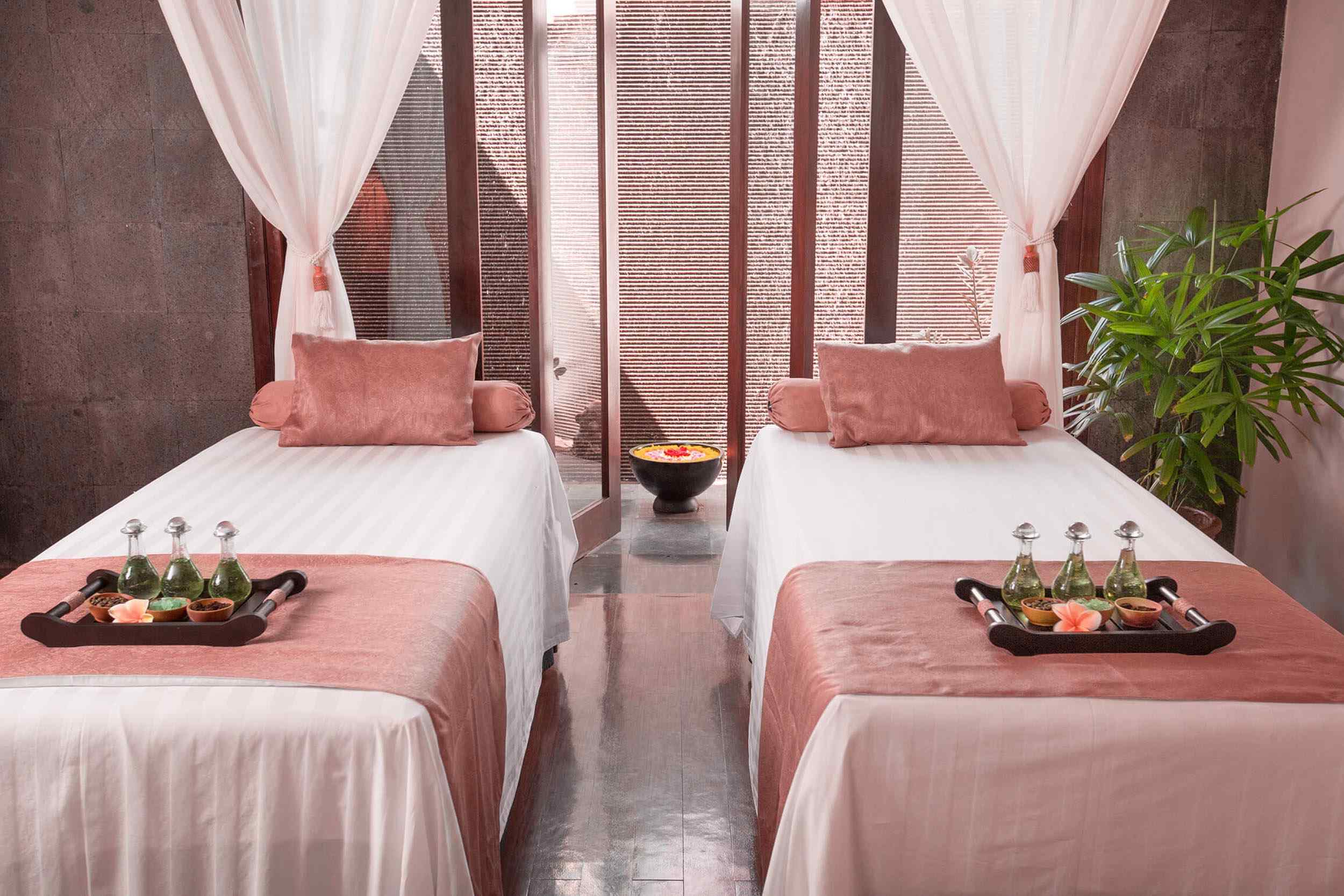 https://adorabeauty.one100.com.au/wp-content/uploads/2018/10/spa-inside-bg-tall.jpg
